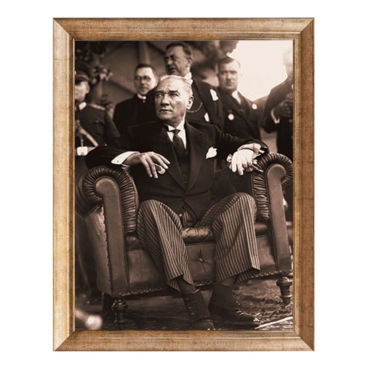 Atatürk Koltukta Oturan Tablo
