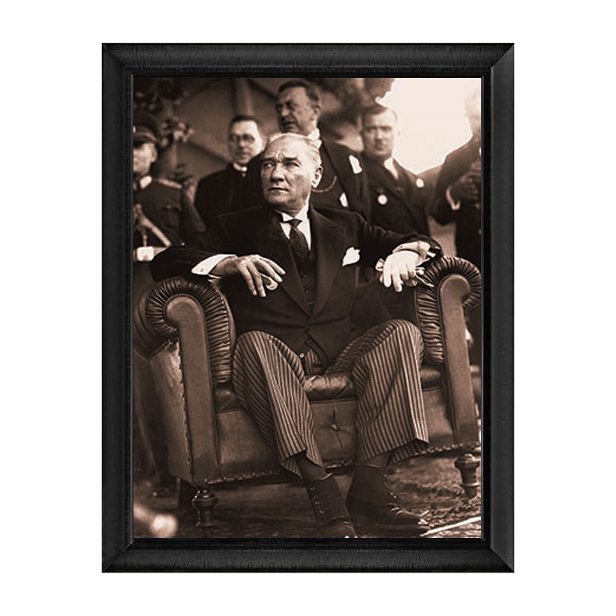 Atatürk Koltukta Oturan Tablo