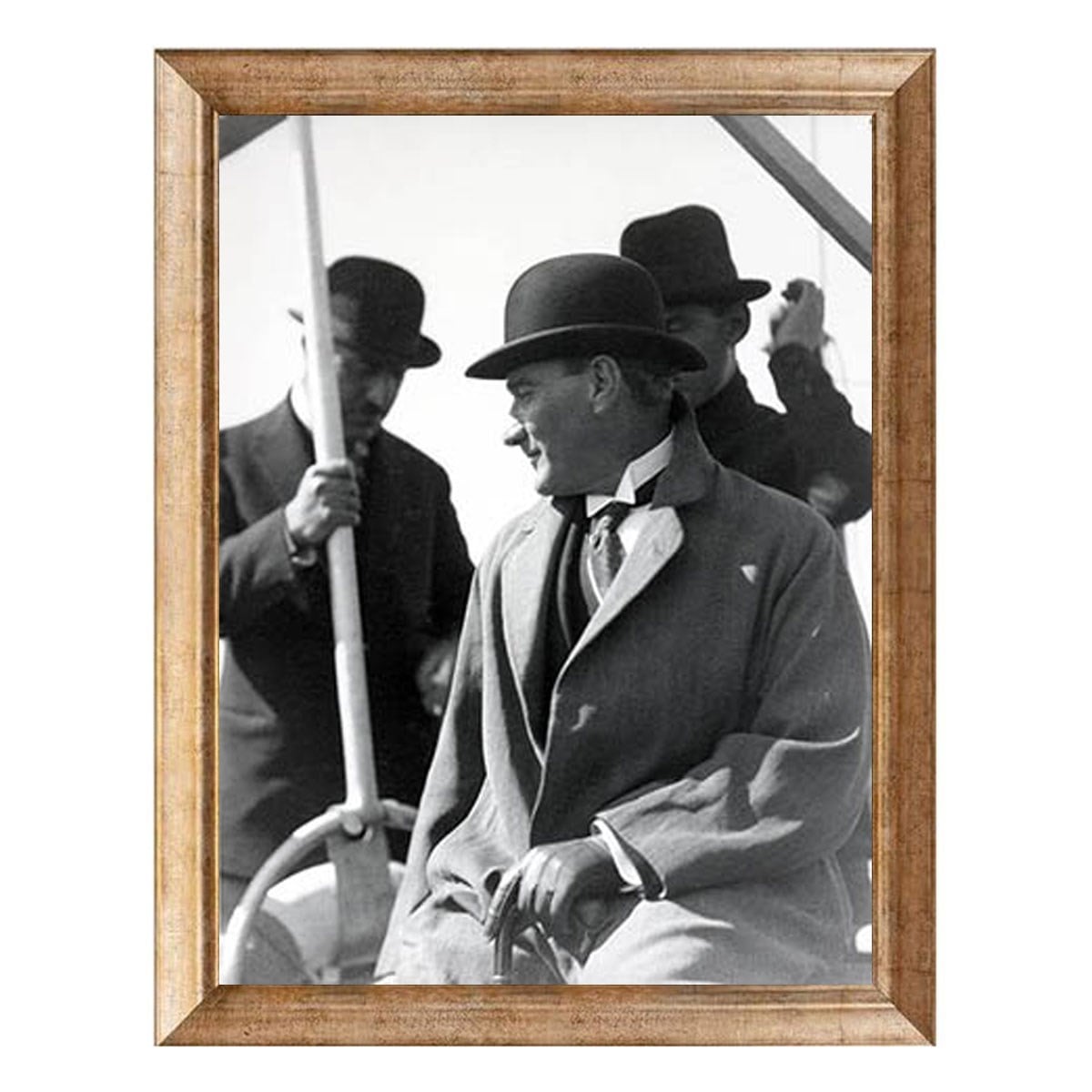 Atatürk Melon Şapkalı Güvertede Altın Çerçeveli Tablo