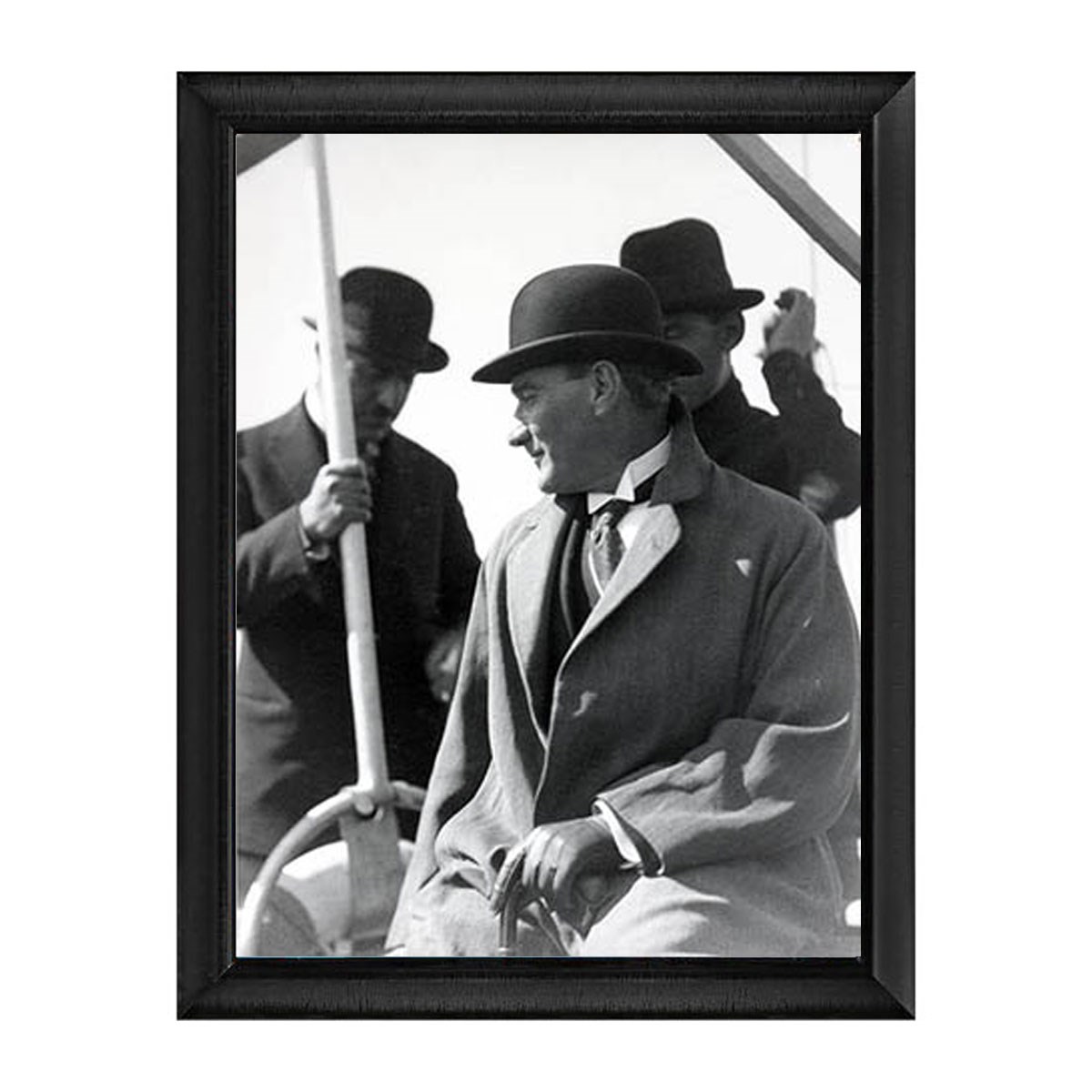 Atatürk Melon Şapkalı Güvertede Altın Çerçeveli Tablo