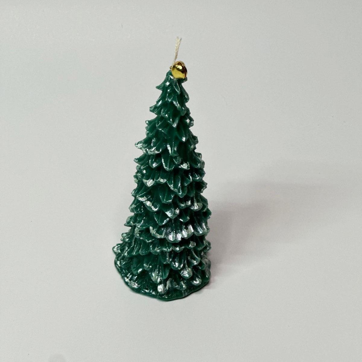 Lysia markalı, 14 cm yüksekliğinde, dikey, koyu yeşil renkli ve gümüş yaldız detaylı tekli çam ağacı figürlü mum. Kış ve yılbaşı dekorasyonu için dekoratif mum.