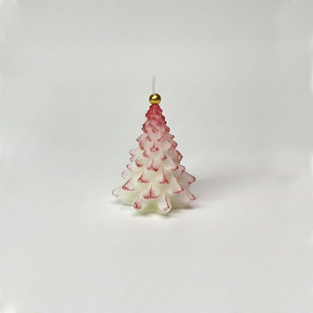 Lysia markalı, 8 cm yüksekliğinde, dikey, beyaz mum üzerine kırmızı yaldız geçişli küçük çam ağacı figürlü mum. Klasik noel temalı masa dekorasyonu.