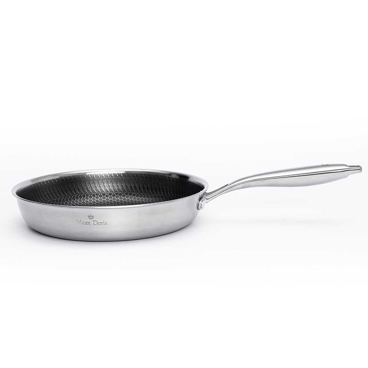 Maxx Doria Steel Fusion 28 cm paslanmaz çelik tava. Petek dokulu (honeycomb) iç yüzeyli ve ergonomik çelik saplı profesyonel pişirme gereci.