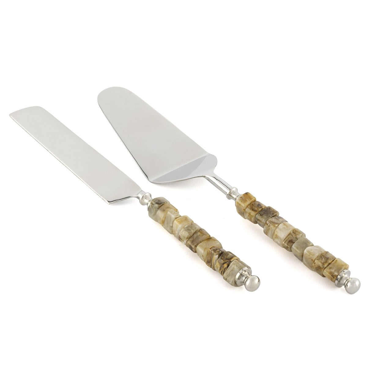 Gümüş pasta bıçağı ve spatula üzerindeki mermer dokulu kahve taş detayları.