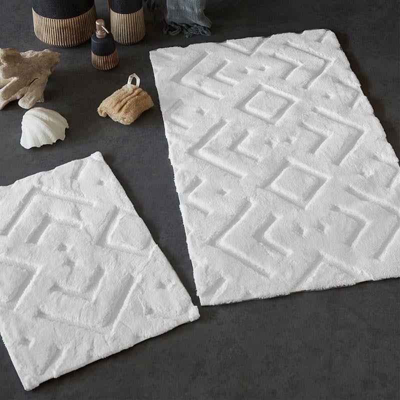 Mors ekru renkli, 2'li banyo paspası seti. Kabartmalı geometrik desenli, yumuşak dokulu banyo paspasları.