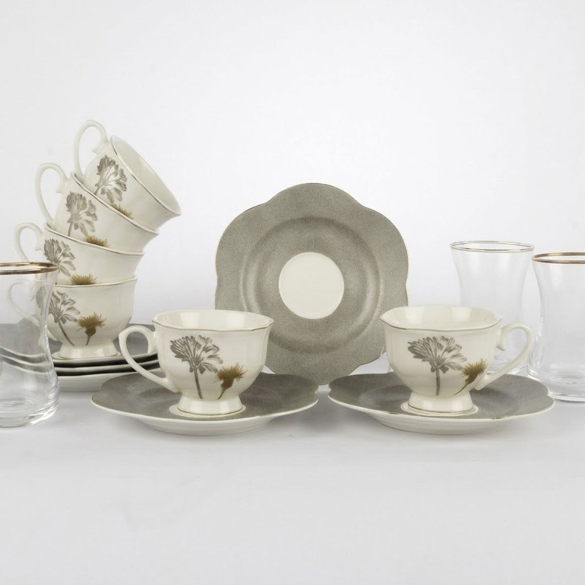 Çamlıca Home Platinum Dahlia serisi dalya desenli porselen kahve fincanı platin gri dalgalı tabaklı ve yaldızlı cam çay bardaklı 6 kişilik 18 parça çay kahve seti beyaz zemin ürün çekimi 90 cc