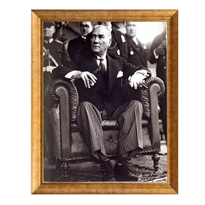Yönetim kurulu odaları ve üst düzey bürokrat makamları için parlak varak profilli deri koltukta oturan Atatürk asalet tablosu