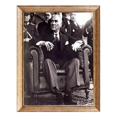 Atatürk Koltukta Oturan Karizmatik Altın Çerçeveli Tablo