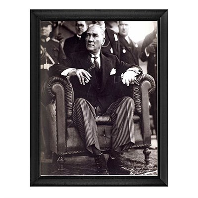 Atatürk Koltukta Oturan Karizmatik Altın Çerçeveli Tablo