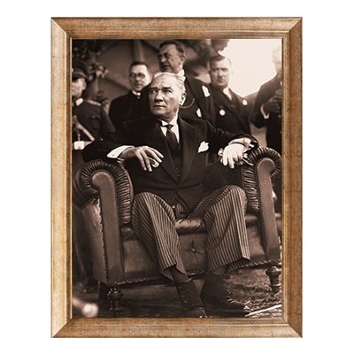 Atatürk Koltukta Oturan Tablo