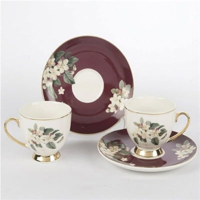 Çamlıca Home Jasmine serisi beyaz yasemin çiçek ve kelebek desenli mürdüm bordo tabaklı gold ayaklı 2 kişilik 4 parça porselen Türk kahvesi ve espresso fincan takımı beyaz zemin ürün çekimi 100 cc