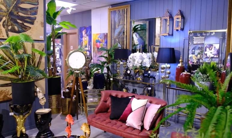 Çamlıca Home'un geniş dekoratif hediyelik eşya ve ev aksesuarları koleksiyonunun sergilendiği modern ve şık bir iç mekan.