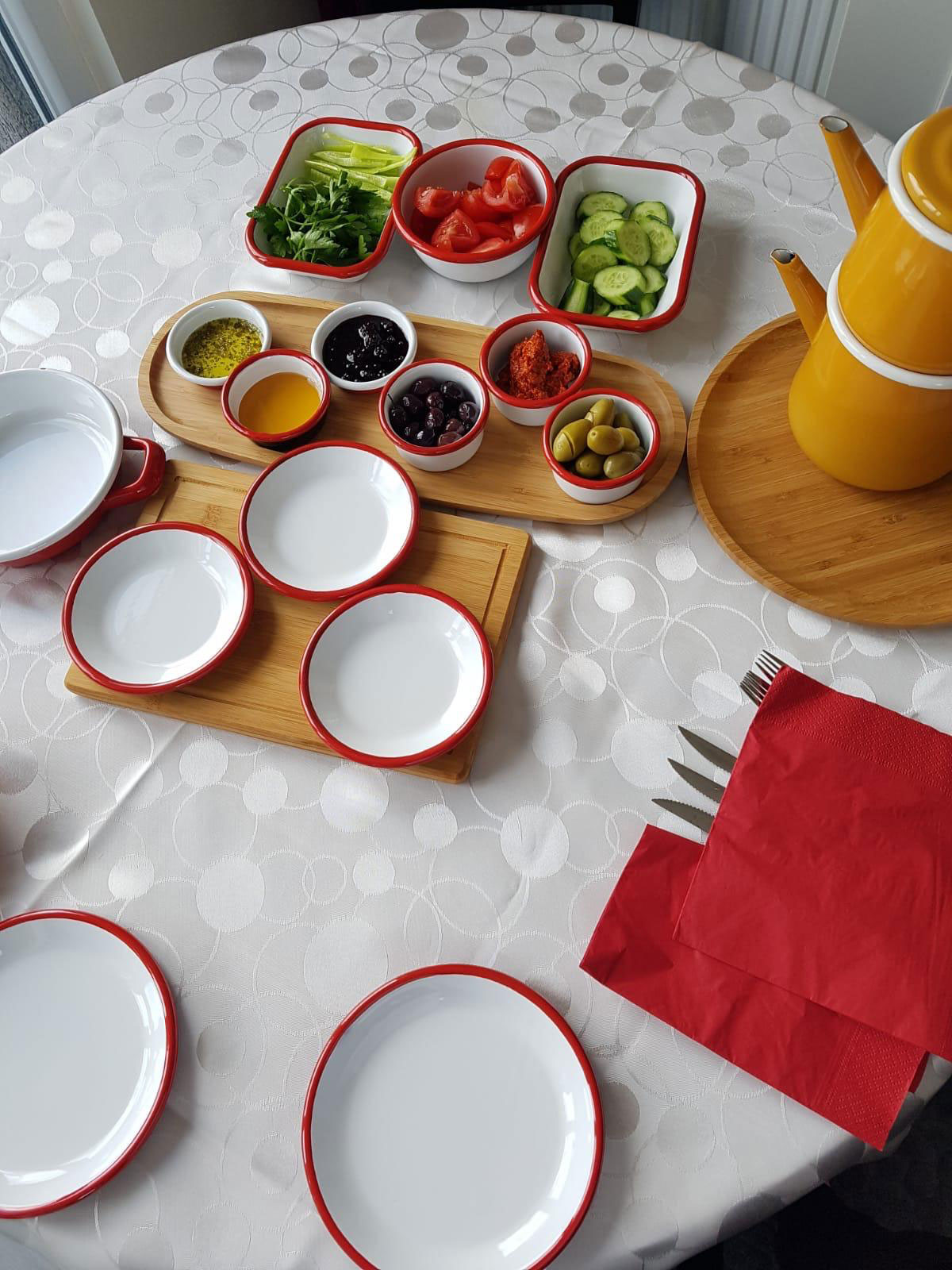 Çamlıca Home emaye tabak çeşitleri: Farklı boyutlarda düz yemek tabakları, çukur tabaklar ve tatlı tabağı modelleri bir arada.