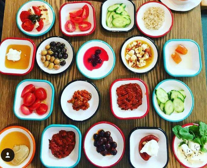 Restoran ve kafeler için ekonomik ve uzun ömürlü bir çözüm sunan toptan emaye tabak modelleri ile hazırlanan serpme kahvaltı sofrası.