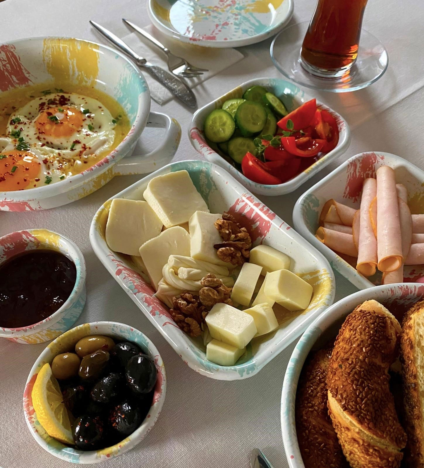 Kahvaltı sofralarından fırın yemeklerine kadar geniş kullanım alanı sunan modern desenli Çamlıca Home emaye tabak ve sunum setleri.