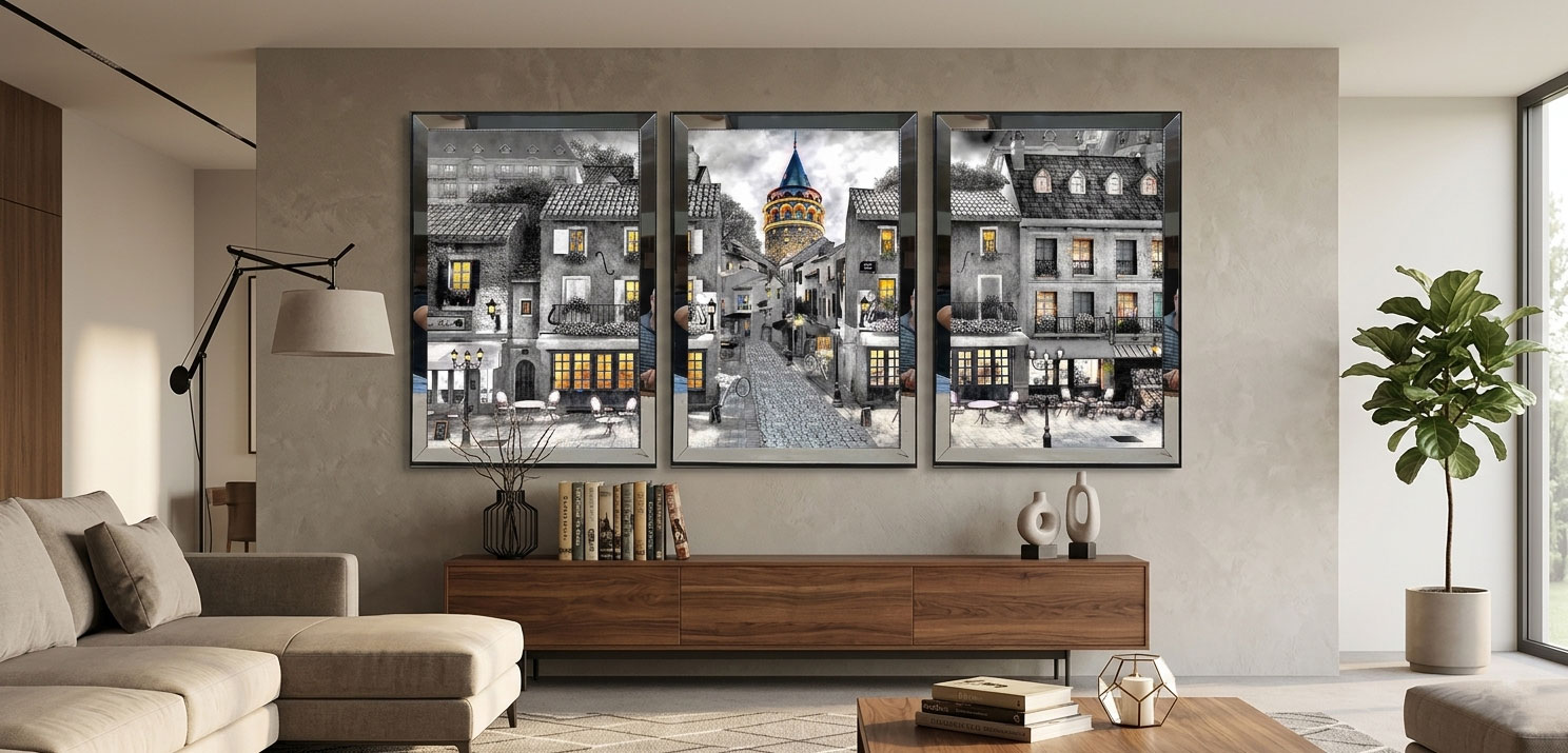 Çamlıca Home modern lüks salon dekorasyonunda ahşap konsol üzerindeki vizon duvara asılmış üçlü kombin siyah beyaz Galata Kulesi ve nostaljik İstanbul sokak temalı aynalı tablo seti