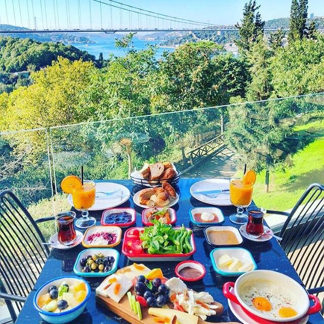 Restoran ve kafeler için görsel sunumu güçlendiren, dayanıklı ve şık Çamlıca Home emaye kahvaltı servis seti modelleri.