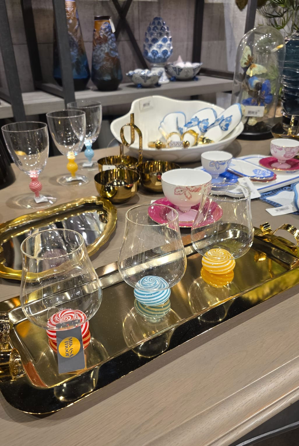 Mikasa Moor renkli tabanlı kristal kadeh ve lüks cam bardak modelleri ile şık sofra sunumu