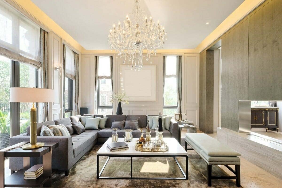 Popüler dekoratif hediyelik eşya türlerinin bir arada kullanıldığı modern salon dekorasyonu.