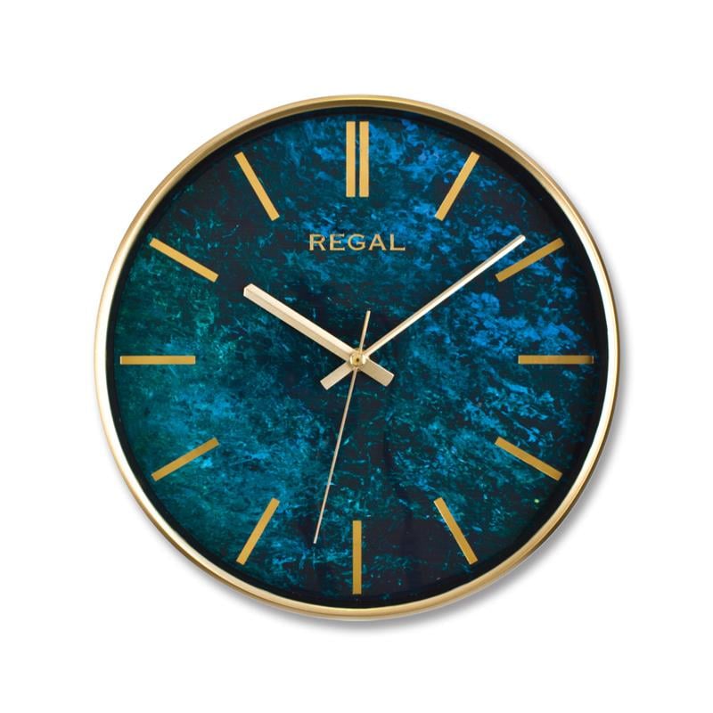 Önden görünüm: Altın rengi ince çerçeveli, teal (mavi-yeşil) desenli Regal duvar saati.
