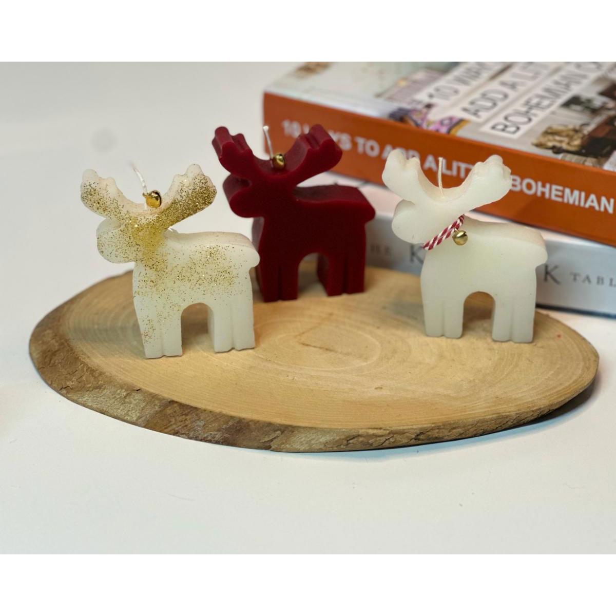 3'lü kokulu geyik mum seti - Beyaz, simli ve bordo renklerde 10 cm yılbaşı ren geyiği mumlar, kütük altlık üzerinde