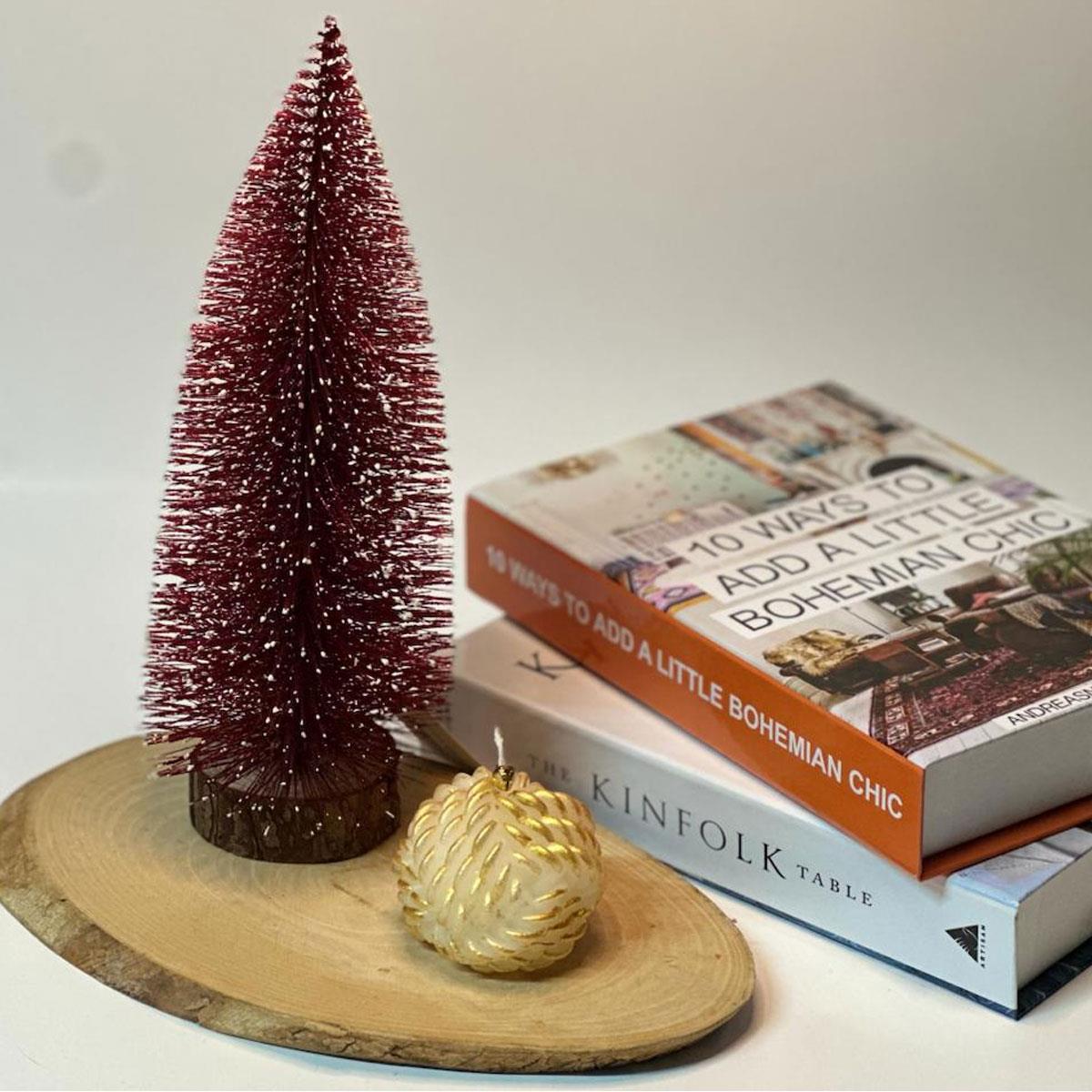 6 cm boyutunda, beyaz renkli, altın yaldız detaylı, örgü (yumak) görünümlü kokulu top mum. Dekoratif kış ve yılbaşı mumu.