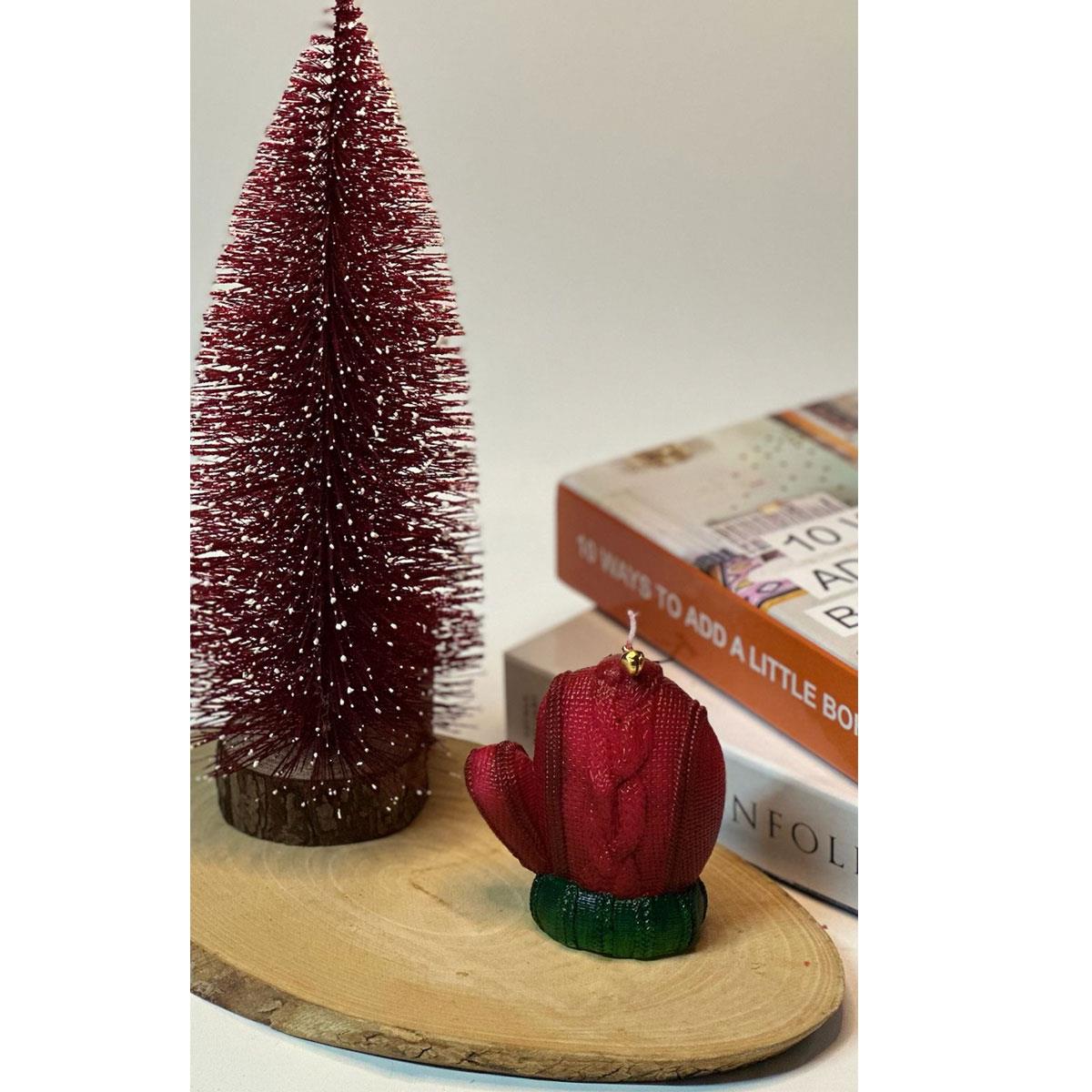 9 cm yüksekliğinde, kokulu kırmızı örgü desenli eldiven figürlü mum. Dekoratif kış ve yılbaşı konsepti mumu.