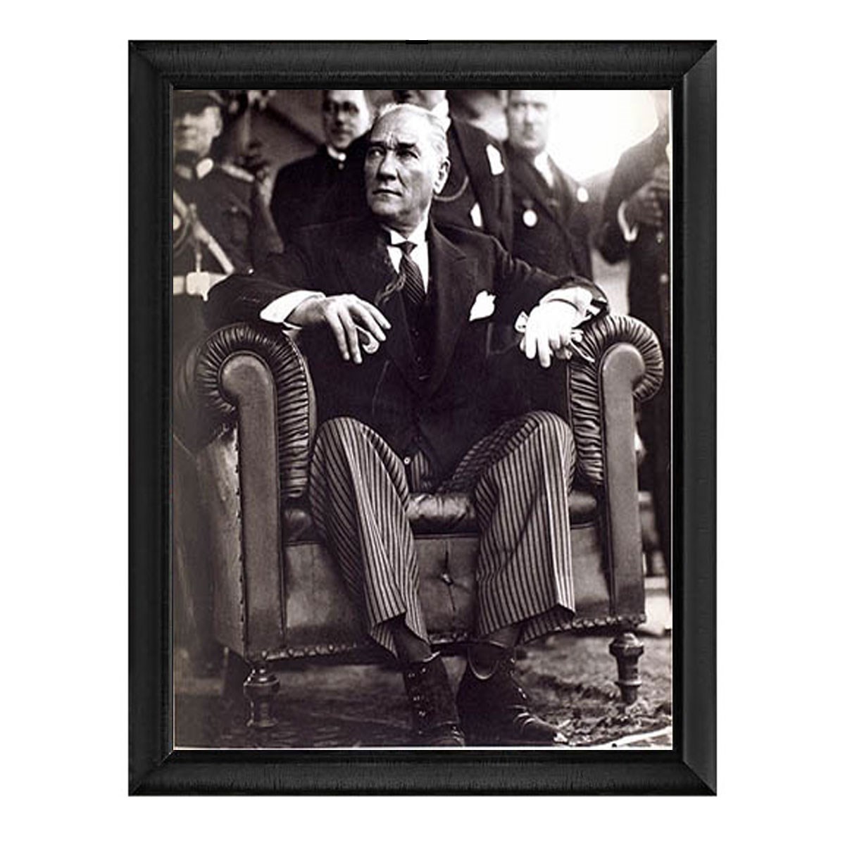 Modern plazalar, mimarlık ofisleri ve yeni nesil şirket lokalleri için minimalist ince siyah çıtalı şık Atatürk duvar fotoğrafı