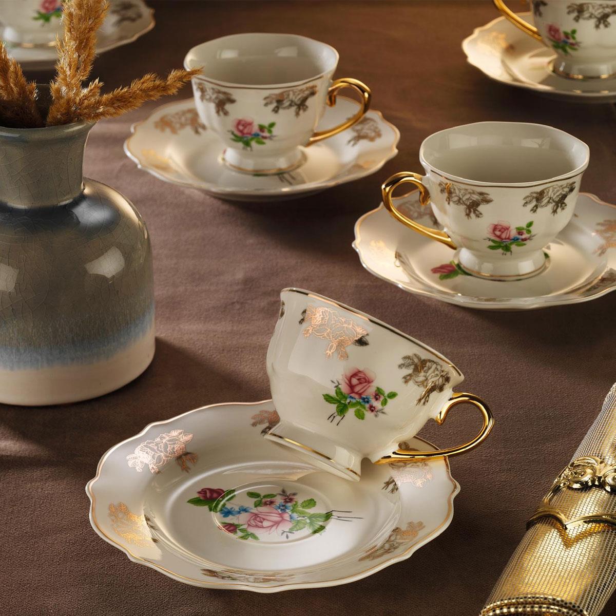 Bohem Porselen Çay Fincan Takımı gül desenli ve altın yaldızlı yakın çekim sunum.