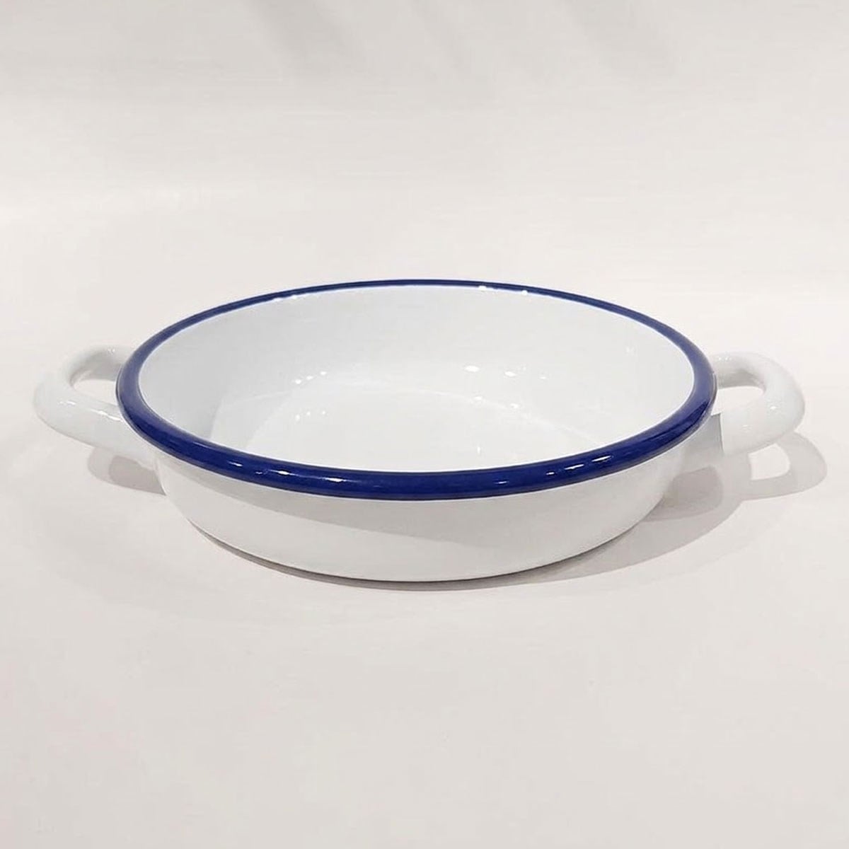 Çamlıca Home kobalt mavi kordon biyeli çift kulplu beyaz emaye 18 cm kahvaltılık yumurta ve pişirme sahanı
