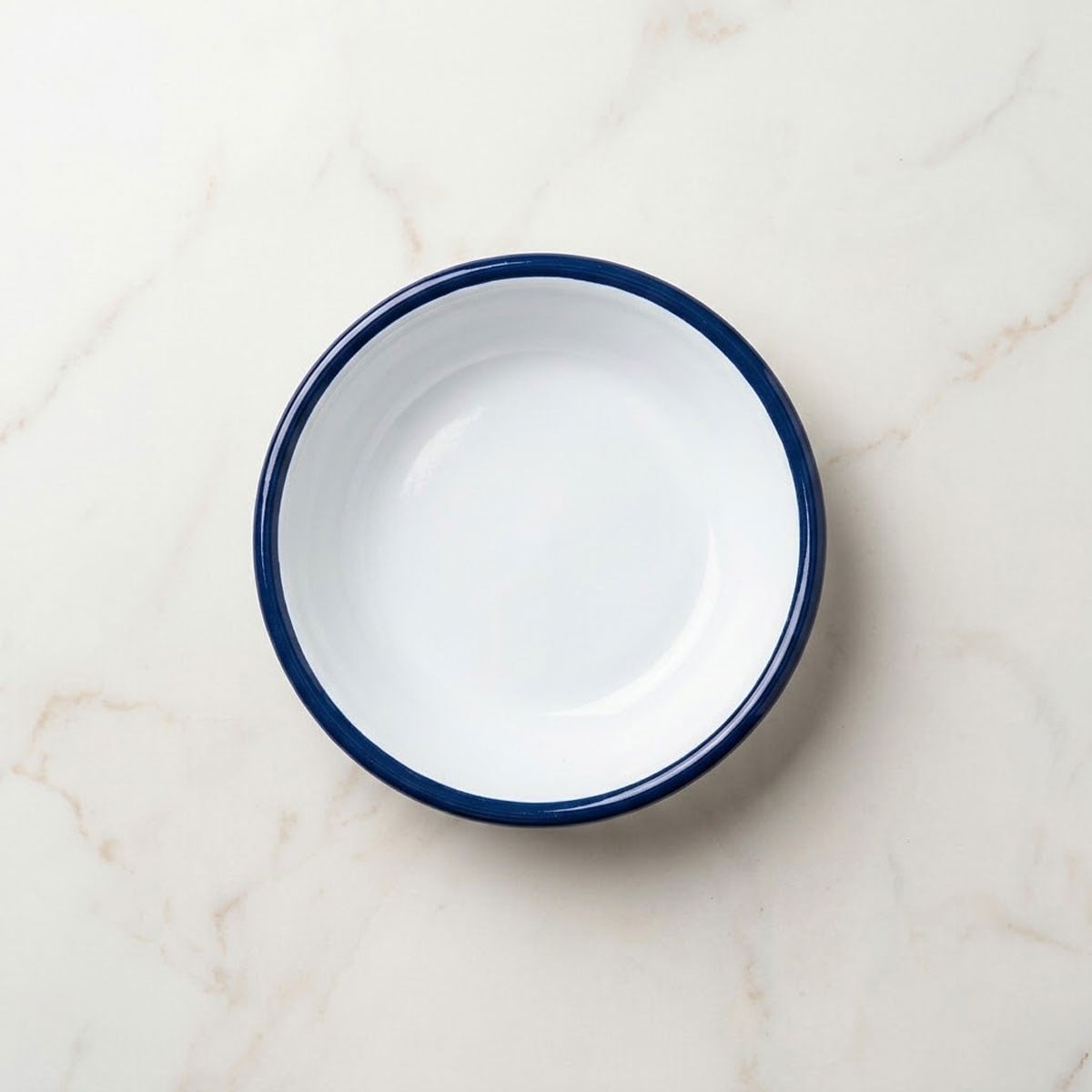 Lacivert kordonlu retro tasarımıyla sofra düzenine şıklık katan beyaz emaye tabak 12 cm Çamlıca Home