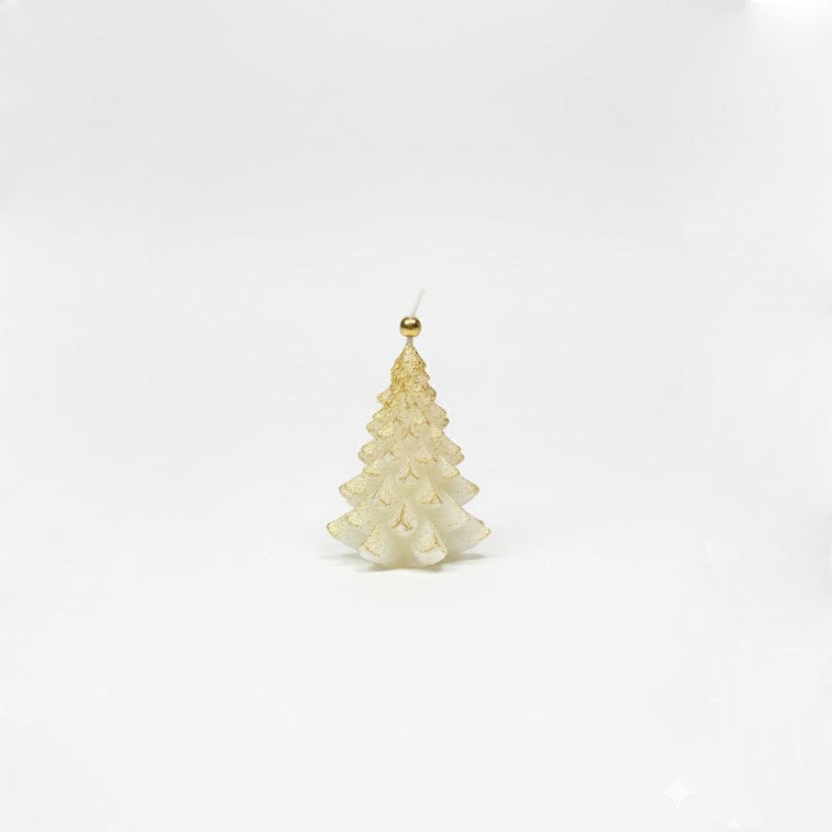 Lysia markalı, 8 cm yüksekliğinde, dikey, beyaz renkli ve altın yaldız detaylı küçük çam ağacı figürlü mum. Yılbaşı ve kış konsepti masa dekorasyonu mumu.