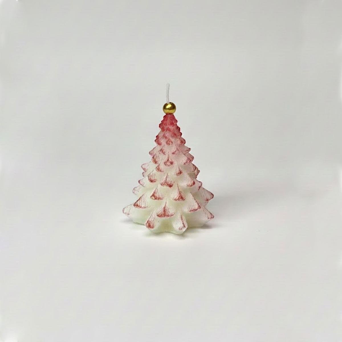 Lysia markalı, 8 cm yüksekliğinde, dikey, beyaz mum üzerine kırmızı yaldız geçişli küçük çam ağacı figürlü mum. Klasik noel temalı masa dekorasyonu.