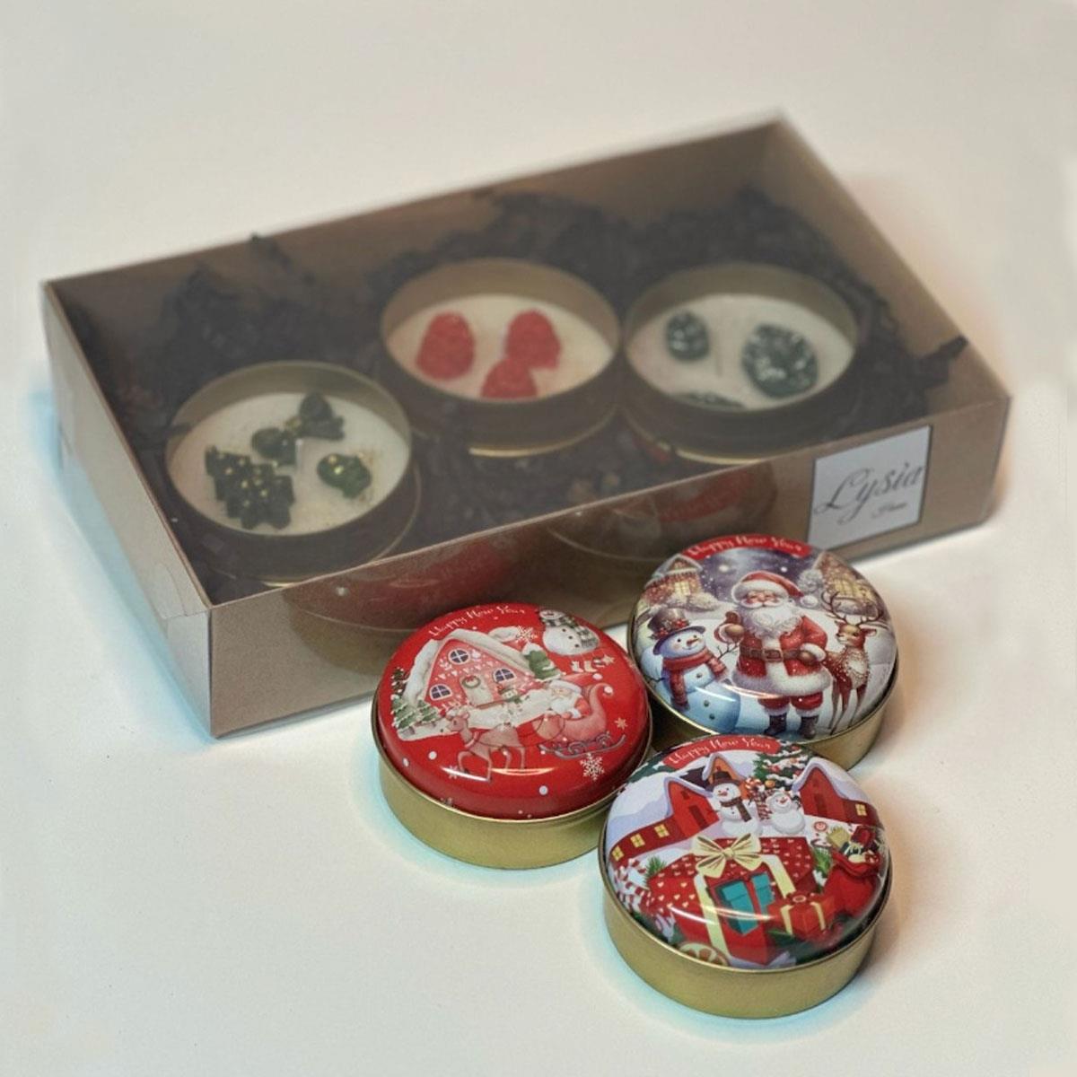 Lysia markalı, yılbaşı temalı desenli metal kutularda 3 adet kokulu mum setinin kutulu ve kutusuz görünümü. Kırmızı, beyaz ve yeşil renklerde dekoratif mum seti.