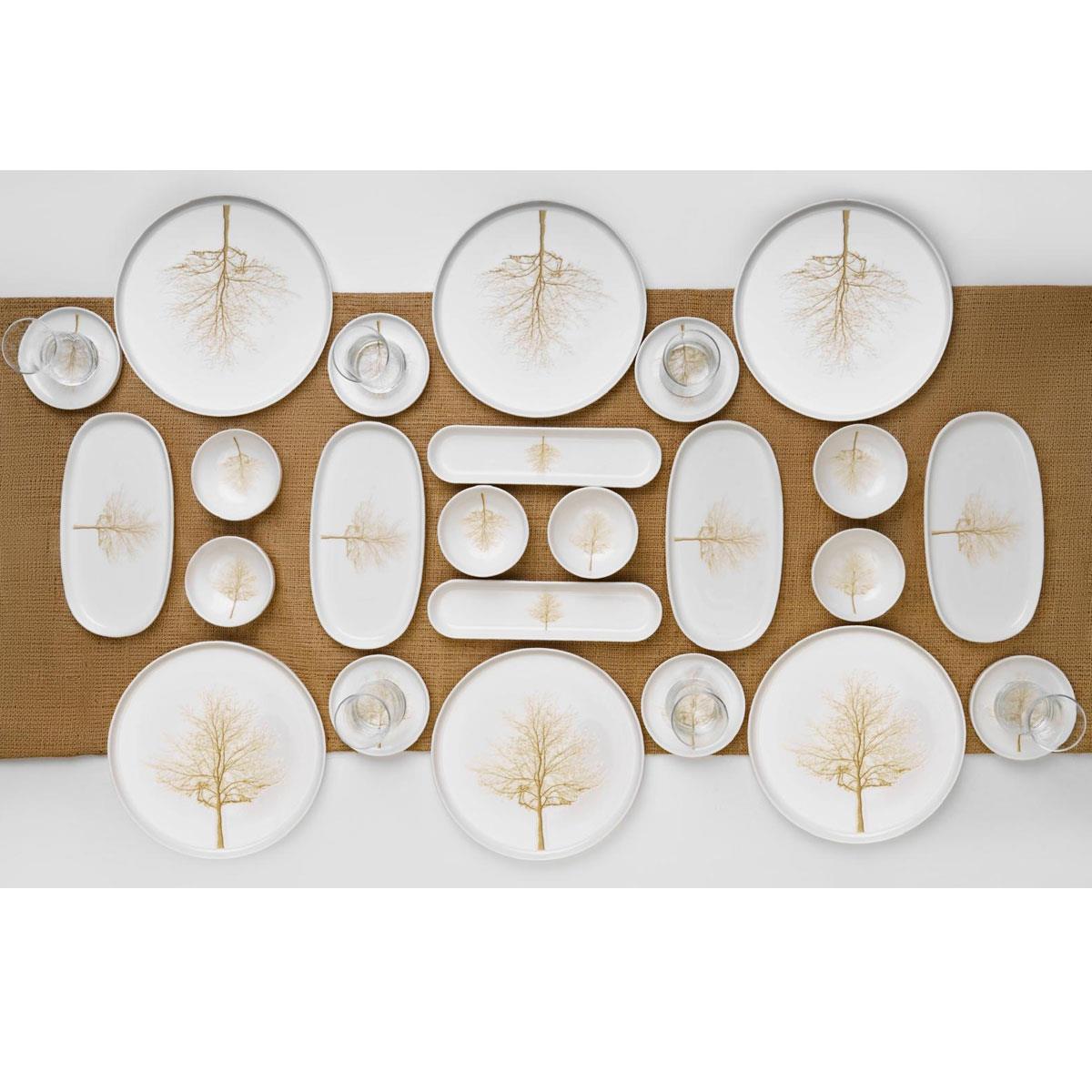 6 kişilik 30 parça lüks porselen kahvaltı takımı, ağaç desenli, oval ve yuvarlak servis tabakları, kahve fincanları, hasır runner üzerinde üstten görünüm