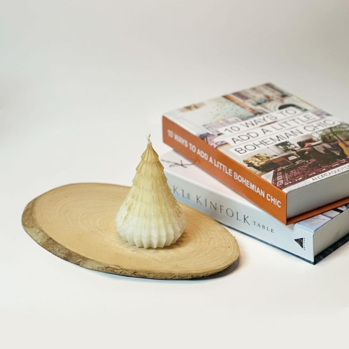 13 cm yüksekliğinde, tekli, beyaz renkli ve altın yaldız detaylı kokulu çam ağacı figürlü mum. Kış ve yılbaşı dekorasyonu mumu.