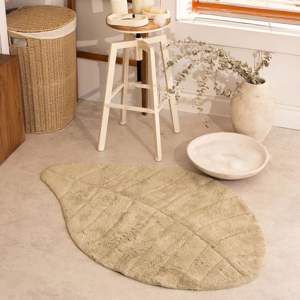 Tropic yesil yaprak paspas ile banyo dekorasyonunda dogal atmosfer ve modern aksesuarlar