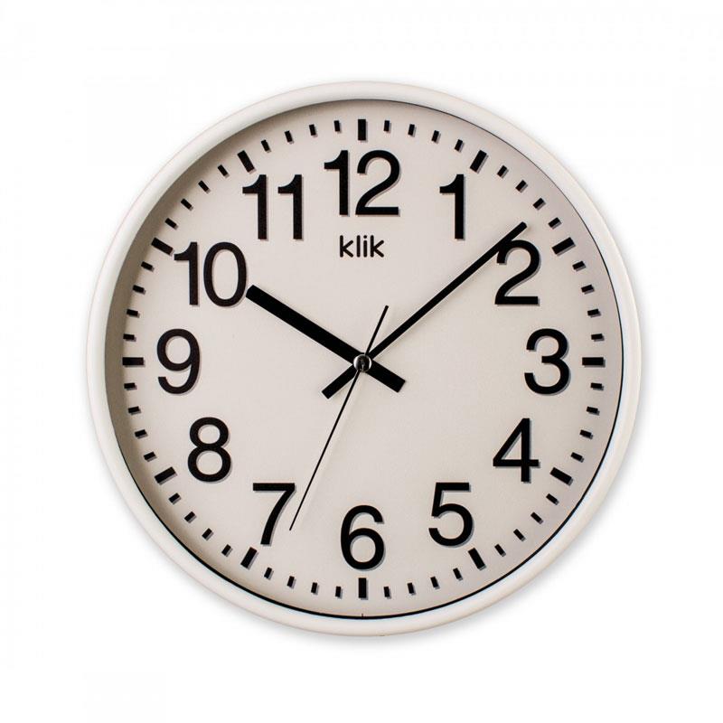 Beyaz çerçeveli yuvarlak duvar saati, siyah rakamlar, minimalist tasarım.