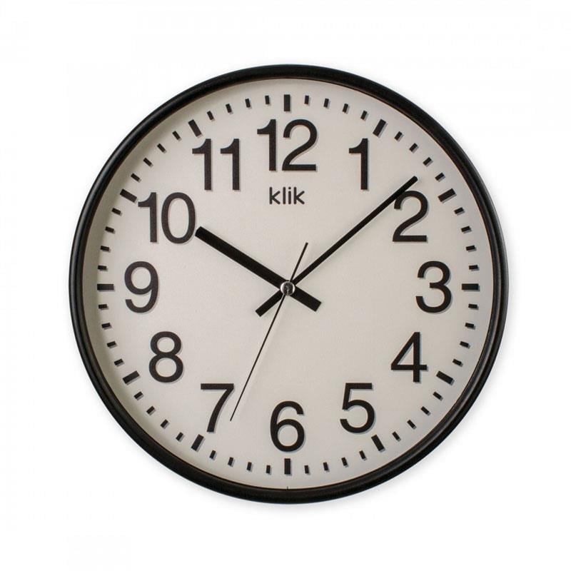 Siyah çerçeveli yuvarlak duvar saati, beyaz rakamlar, minimalist tasarım.