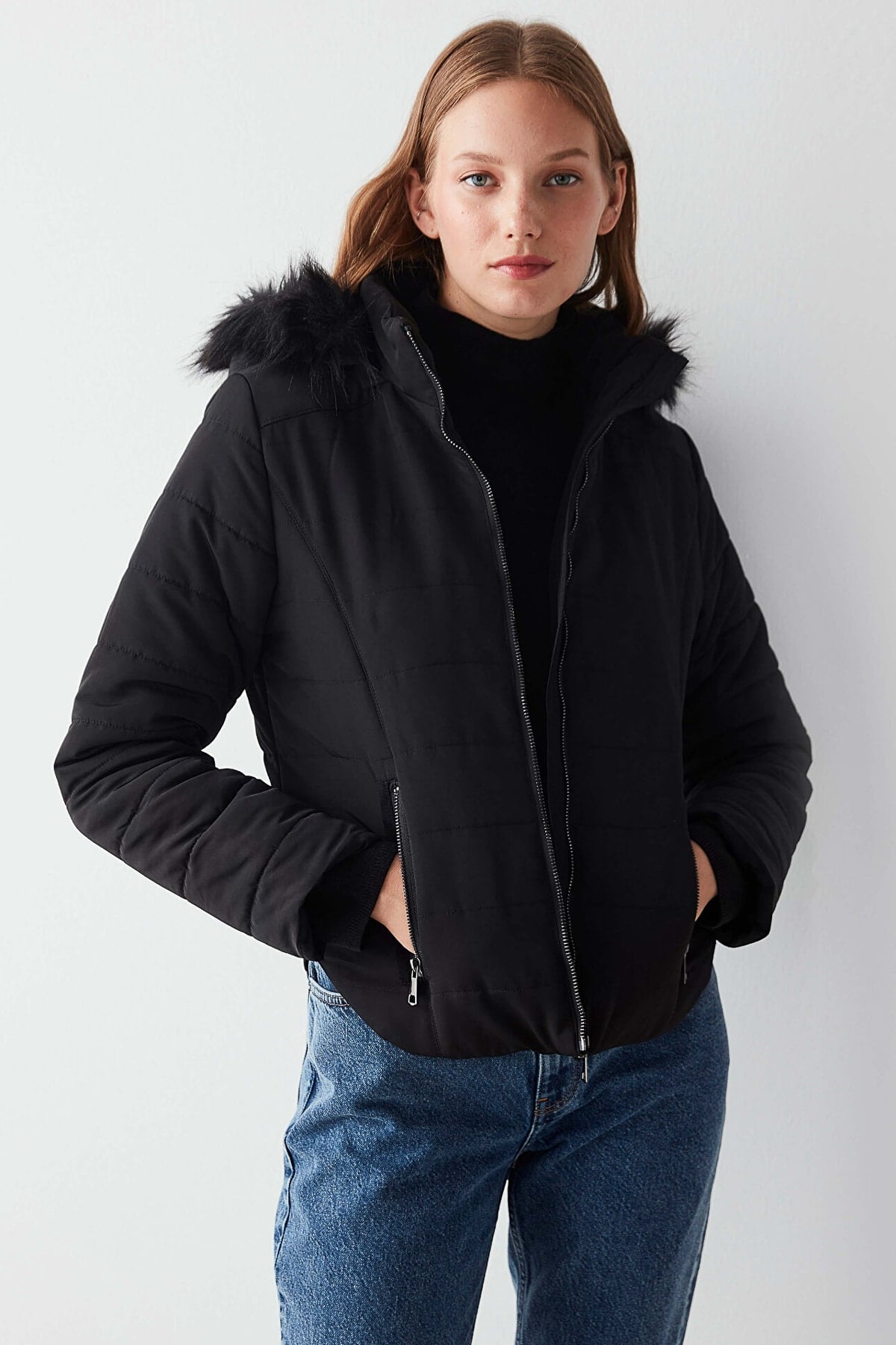 IPEKYOL Kürk Kapüşonlu Siyah Kısa Şişme Mont