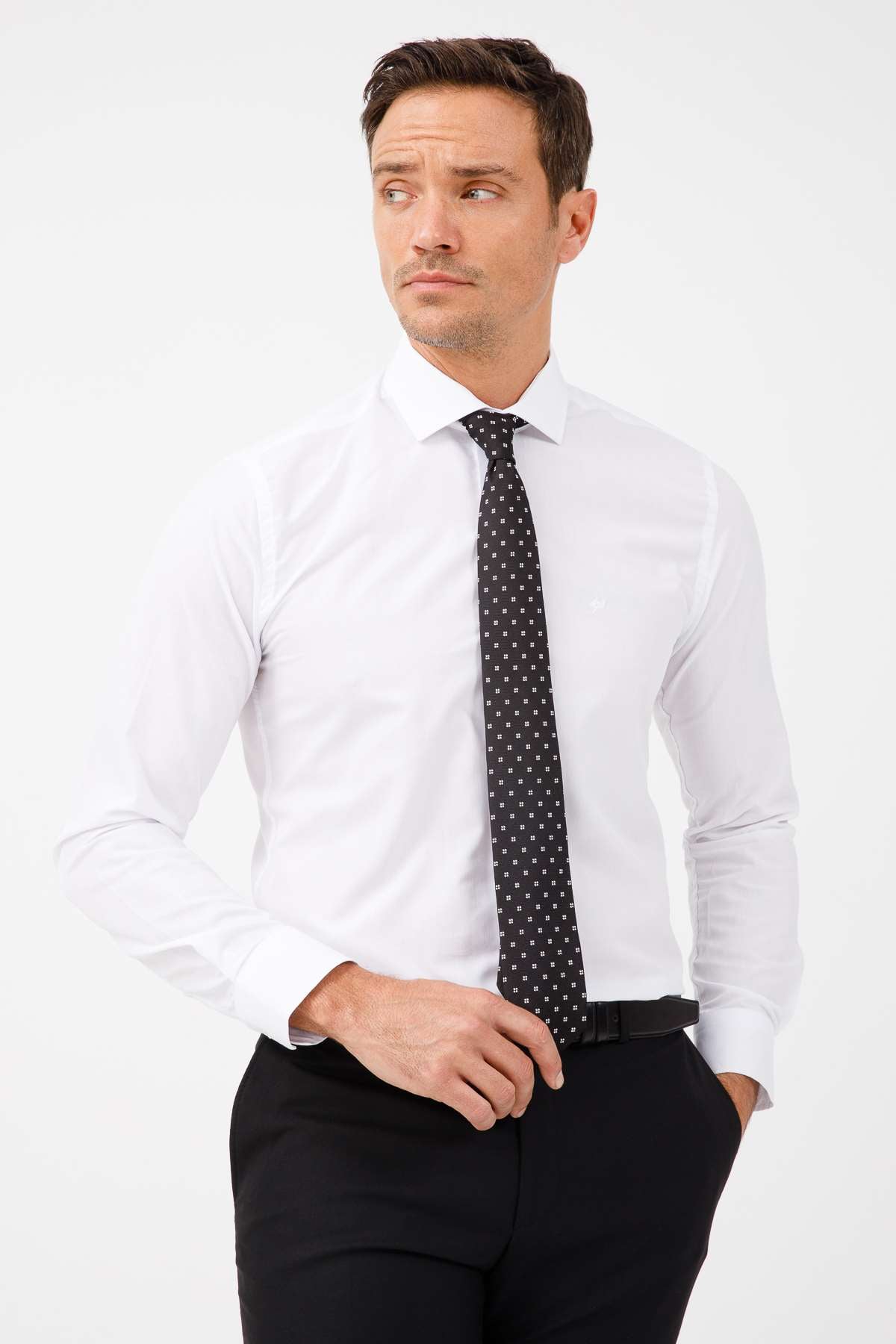 Beyaz Slim Fit Dar Kalıp Klasik Yaka Düz Uzun Kollu Cepsiz Kolay Ütülenir Gömlek