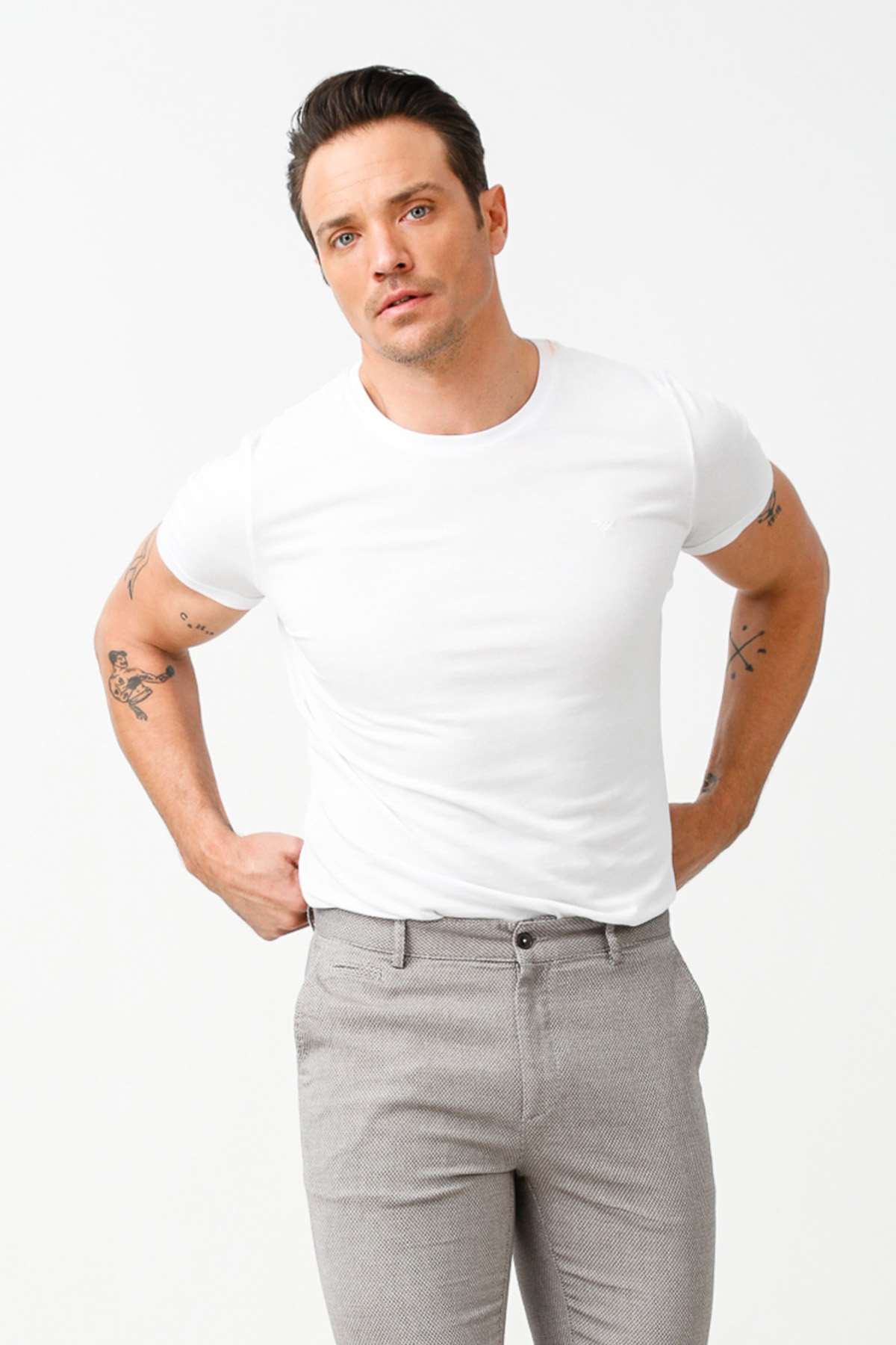 Beyaz Standart Fit Dar Kalıp Bisiklet Yaka Düz Kısa Kollu  %100 Pamuk Tişört