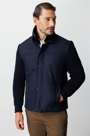 Erkek Dik Yaka Kürk Detaylı Triko Kollu Hibrit Mont – Lacivert