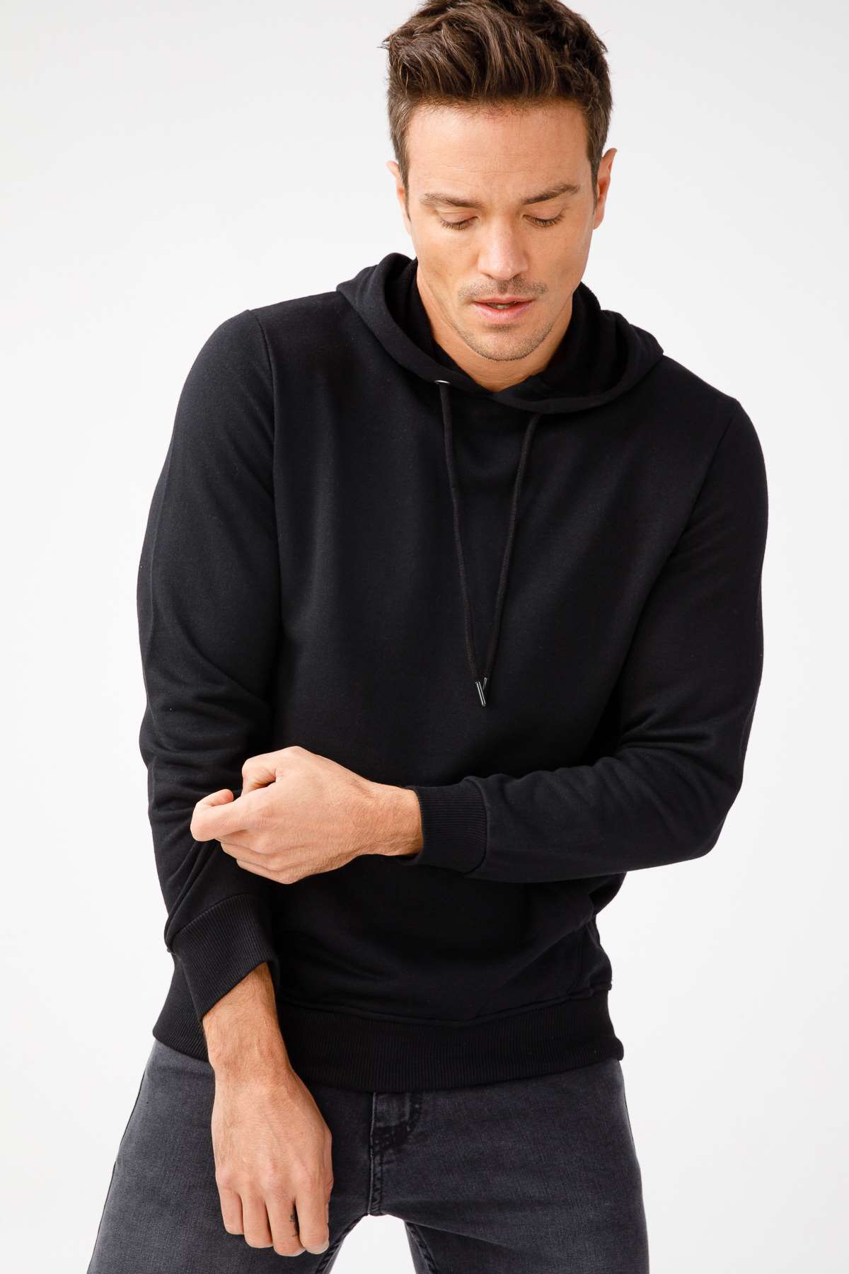 Erkek Siyah Modernfit / Ekstra Dar Kalıp Kapşonlu Fermuarsız Sweatshirt