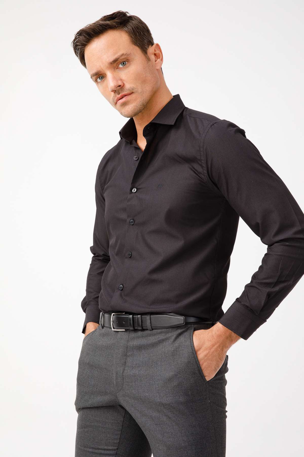Siyah Slim Fit Dar Kalıp Klasik Yaka Düz Uzun Kollu Cepsiz Kolay Ütülenir Gömlek