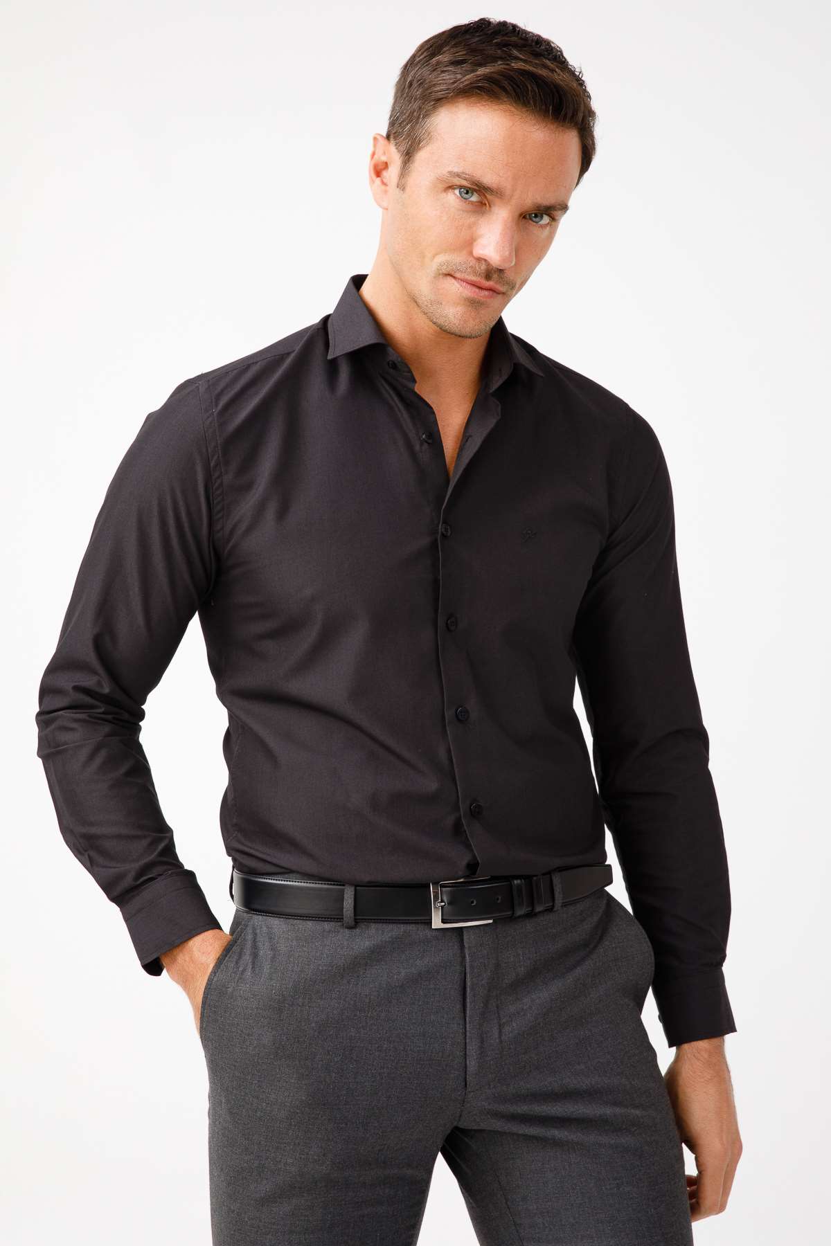 Siyah Slim Fit Dar Kalıp Klasik Yaka Düz Uzun Kollu Cepsiz Kolay Ütülenir Gömlek