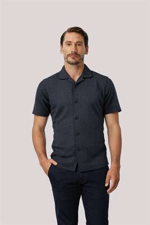 Erkek Mavi Desenli Kamp Yaka Gömlek – Şık ve Modern Yazlık