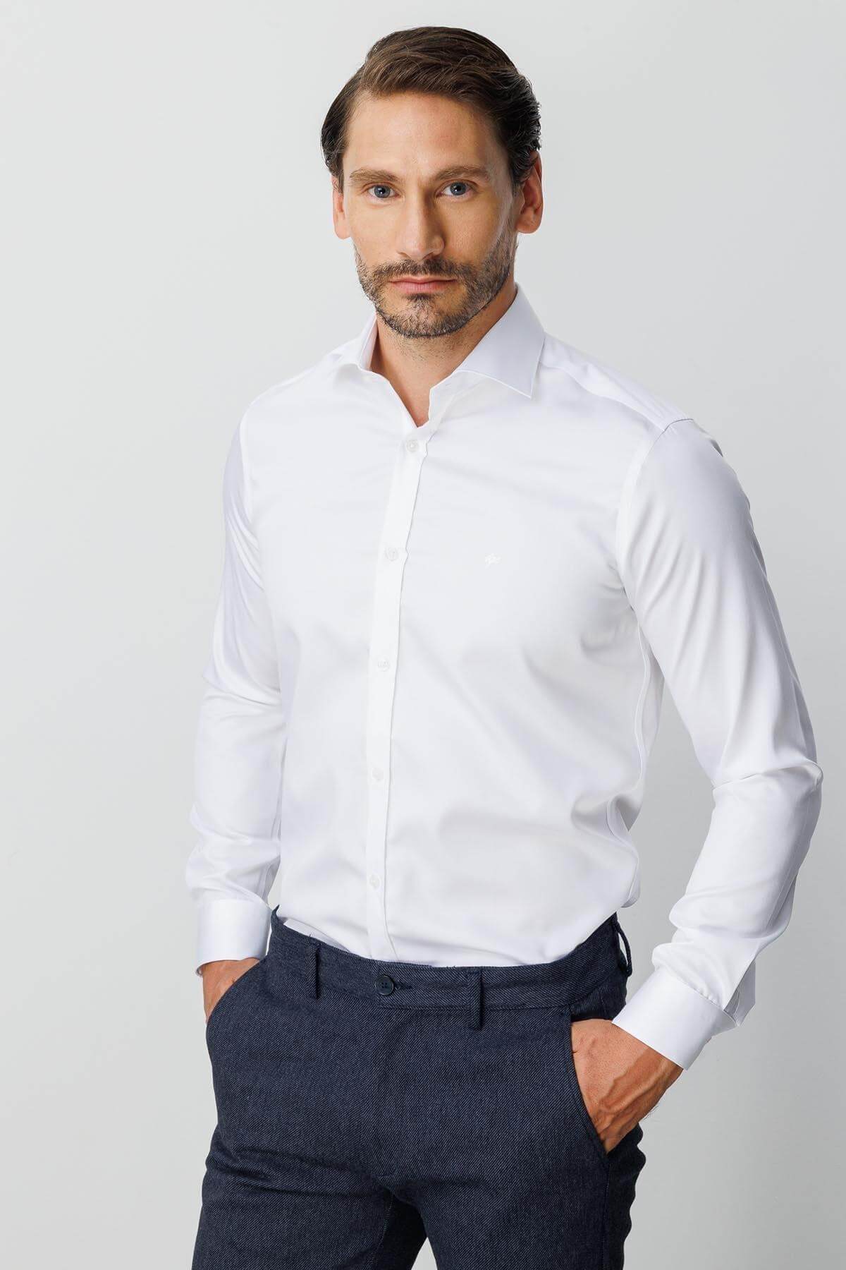 Beyaz Regular Fit Geniş Kalıp Klasik Yaka Düz Uzun Kollu Cepsiz %100 Pamuk Non Iron Gömlek