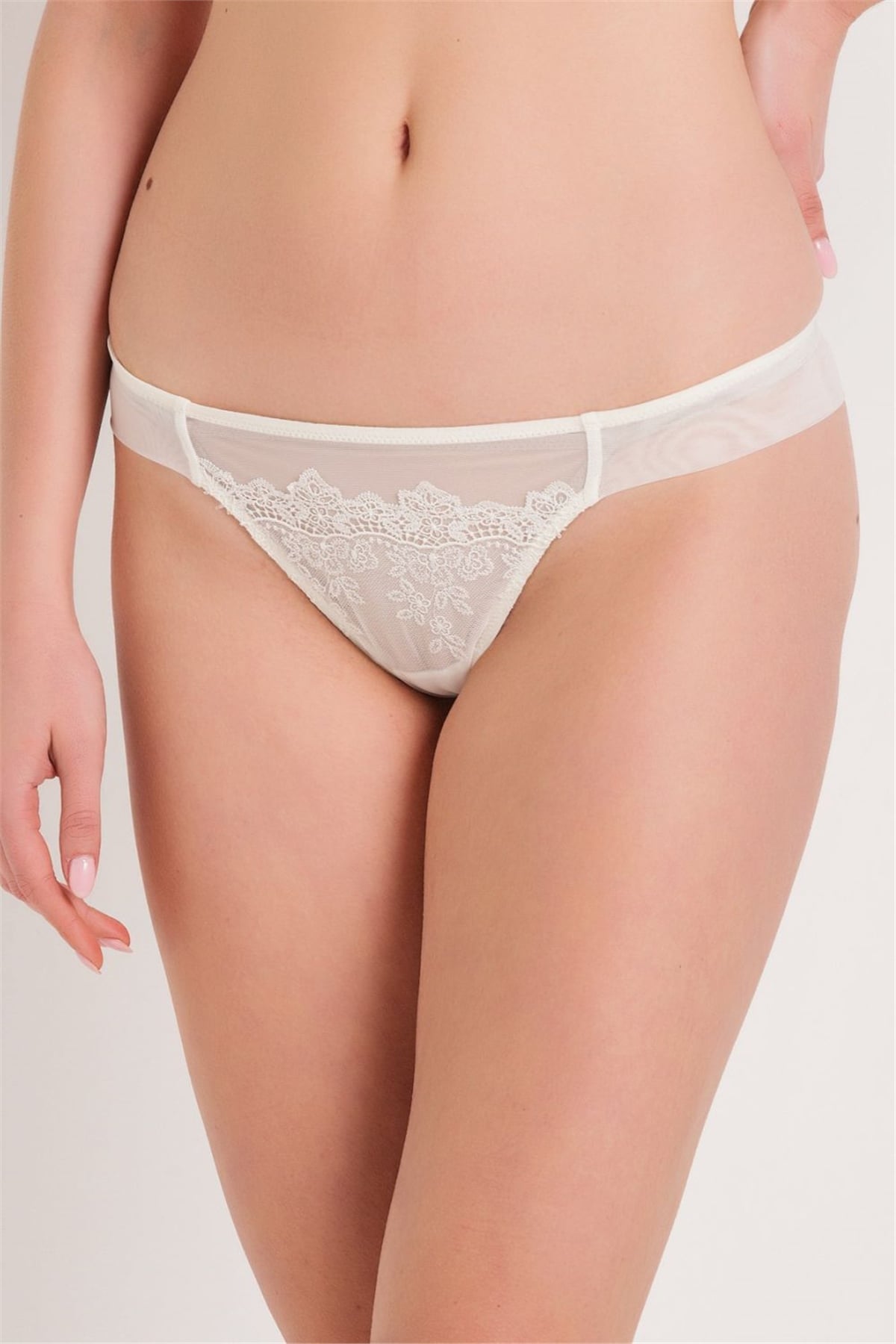 Magic Form 692 Kadın Ekru Brode Dantelli Brazil String Külot