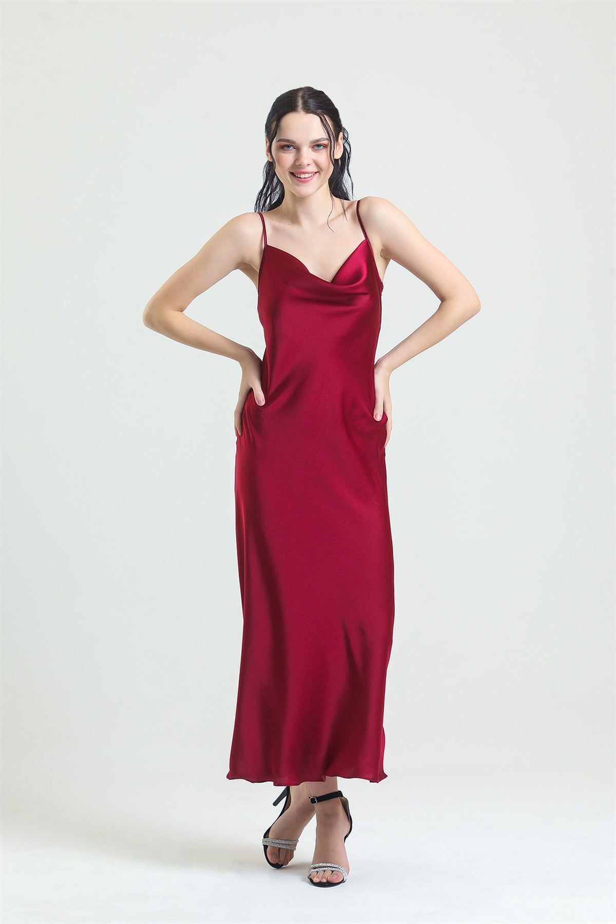 Magic Form 9790 Kadın Bordo Degaje Yaka Krep Saten Uzun GecelikKadın GecelikMagic Form
